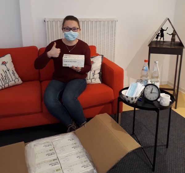 Auf dem Bild ist eine Kollegin mit einer Maskenspende zu sehen. 