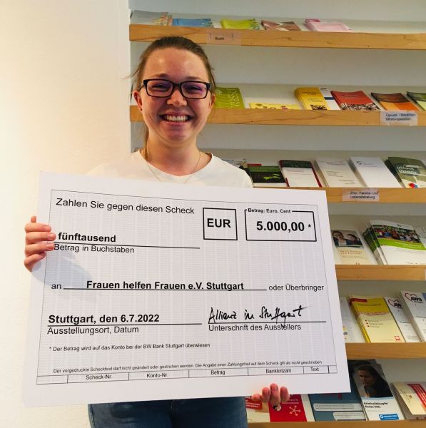 Auf dem Bild ist eine Mitarbeiterin der Beratungsstelle mit dem Scheck zu erkennen. 