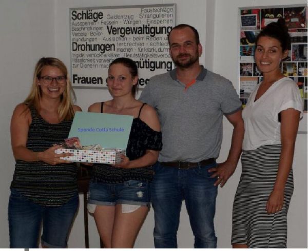 Spendenübergabe mit der Schülerin Shannon Brane und ihren Lehrer*innen Thomas Remschel und Kathleen Reilly, Juli 2016