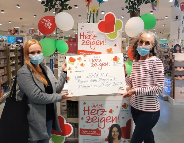 Mitarbeiterinnen von dm und Frauen helfen Frauen e.V. bei der Scheckübergabe
