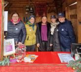 Das Bild zeigt eine Mitarbeiterin von Frauen helfen Frauen, die die Ladies an ihrem Stand besucht. 