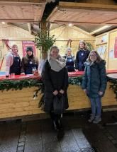 Das Bild zeigt Mitarbeitenden von Frauen helfen Frauen, die die Ladies an ihrem Stand besuchen. 