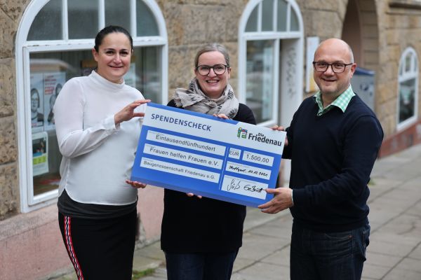 Fürs Bild sogar kurz ohne Maske: Spendenübergabe der Baugenossenschaft Friedenau