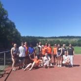 Auf dem Bild sind Mitarbeitende des Vereins sowie junge Politiker*innen zu sehen. 