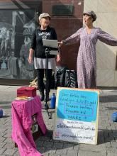 Auf dem Bild ist das Gesangsduo in der Fußgängerzone zu erkennen. 