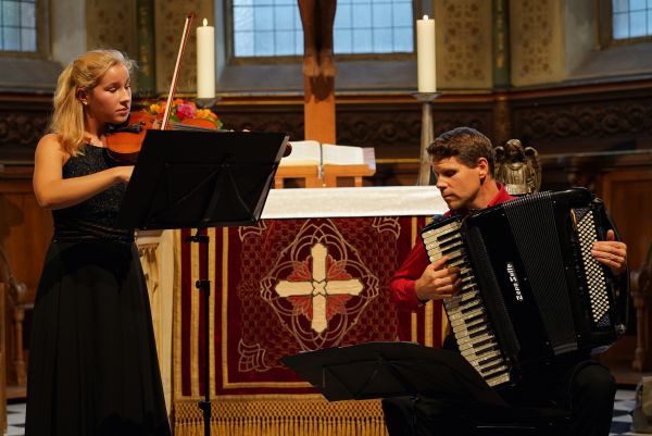 Auf dem Bild ist das Familienduo Sara Schlumberger-Ruiz und Ulrich Schlumberger in der evangelischen Schloßkirche zu erkennen.