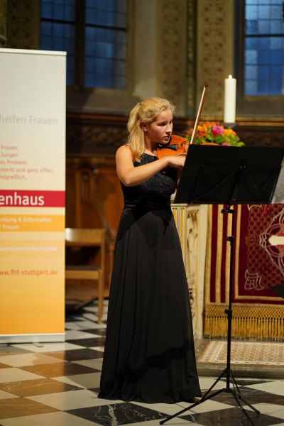 Das Bild zeigt Sara Schlumberger-Ruiz mit ihrer Violine.