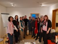 Die Teilnehmerinnen und Teilnehmer der ukrainischen Delegation und Mitarbeiterinnen von Frauen helfen Frauen e.V. sind als Gruppe auf dem Foto abgebildet