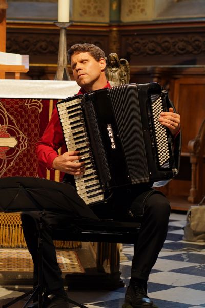 Das Bild zeigt Ulrich Schlumberger am Akkordeon.