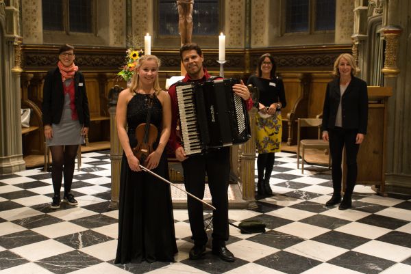 Das Duo nimmt den Applaus für das gelungene Konzert entgegen (im Hintergrund: Mitarbeiterinnen des Vereins)