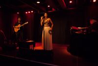 Ein weiteres Bild der Sängerin. 