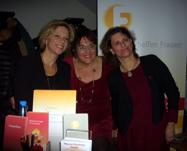 Moderatorin Stefanie Anhalt, Nina Bullock von Somethin' Special und Schirmherrin Brigitte Lösch, MdL (v.l.n.r.), Merlin, 3. Dezember 2016