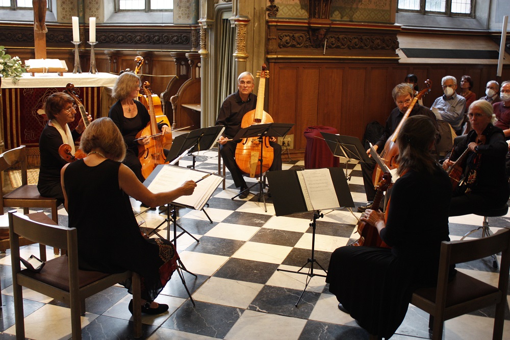 Das Bild zeigt die Musizierenden: Hélène Godefroy, Brigitte Thönges, Ewa Staszewska, Ulrike Steiner, Simone Woll, Malte Mory und HansChris Dreßen.