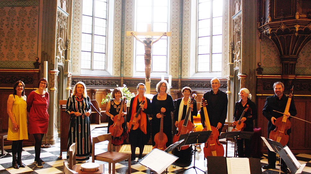 Auf dem Bild ist  Ensemble gemeinsam mit Gudrun Weichselgartner-Nopper und Mitarbeiterinnen von Frauen helfen Frauen e.V. zu erkennen. 