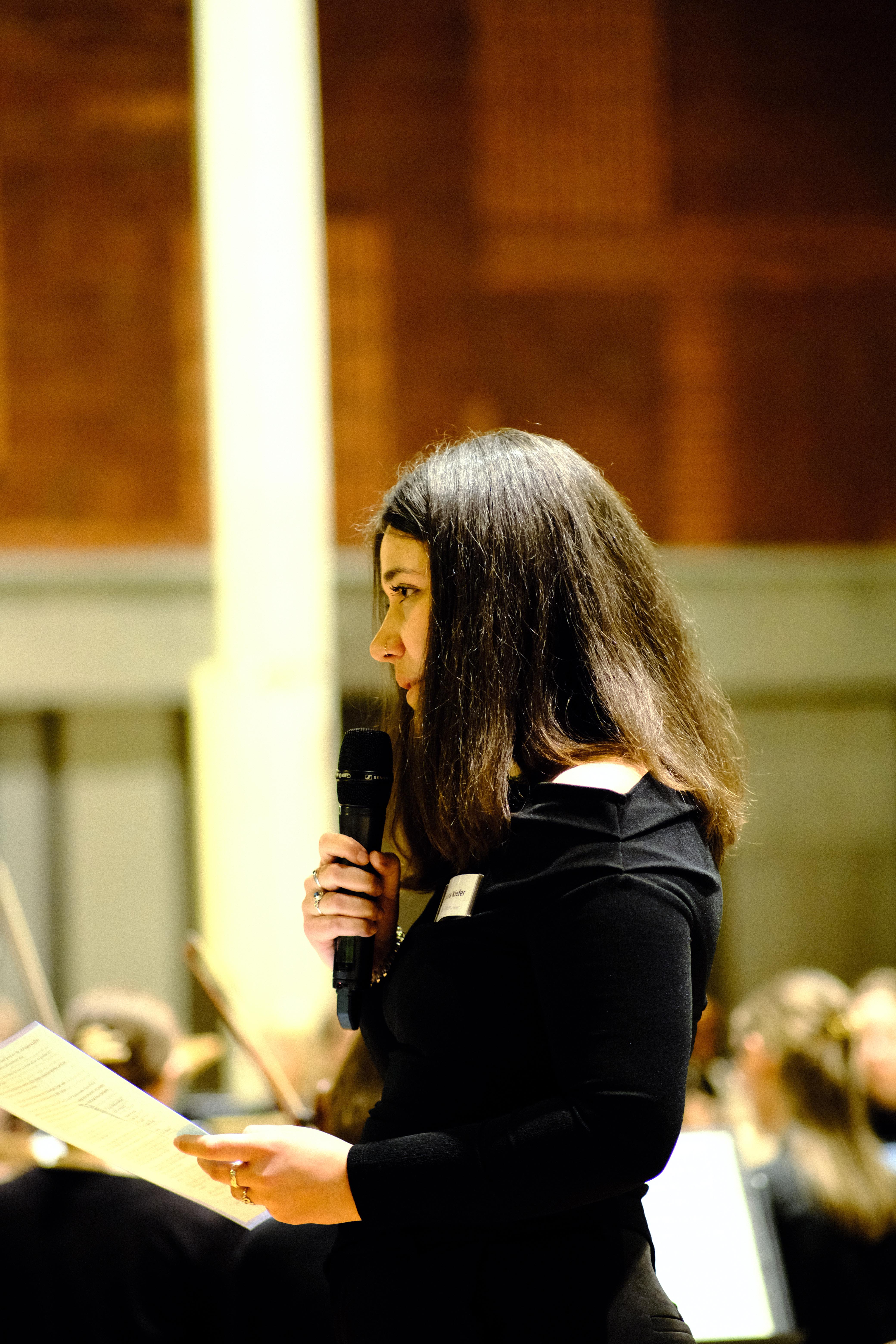 Auf dem Bild ist eine Mitarbeiterin bei ihrer Rede zu erkennen.