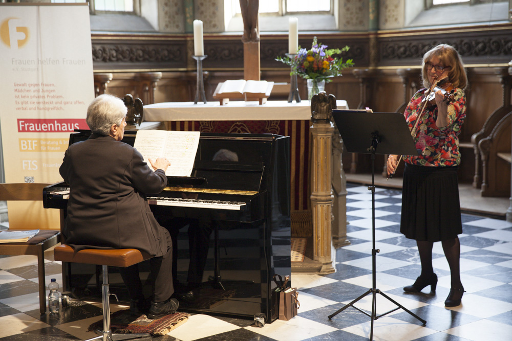Die Musikerinnen von hinten am Klavier und singend