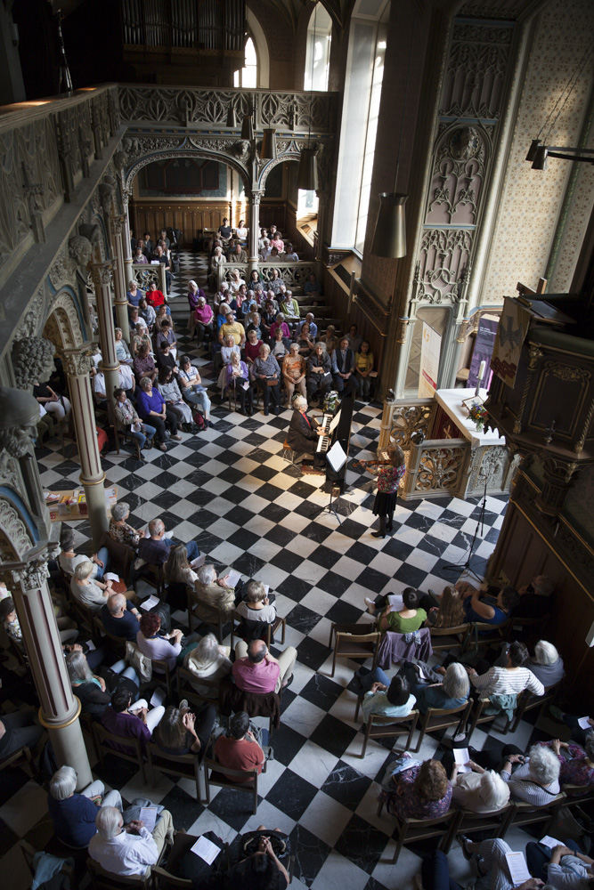 Blick von oben auf Musikerinnen und Publikum