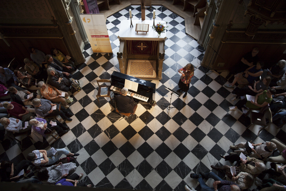 Blick von oben auf die Musikerinnen