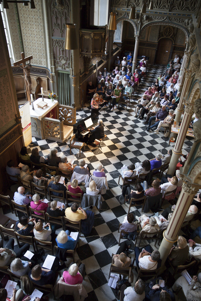 Blick von oben aufs Publikum und die Musikerinnen