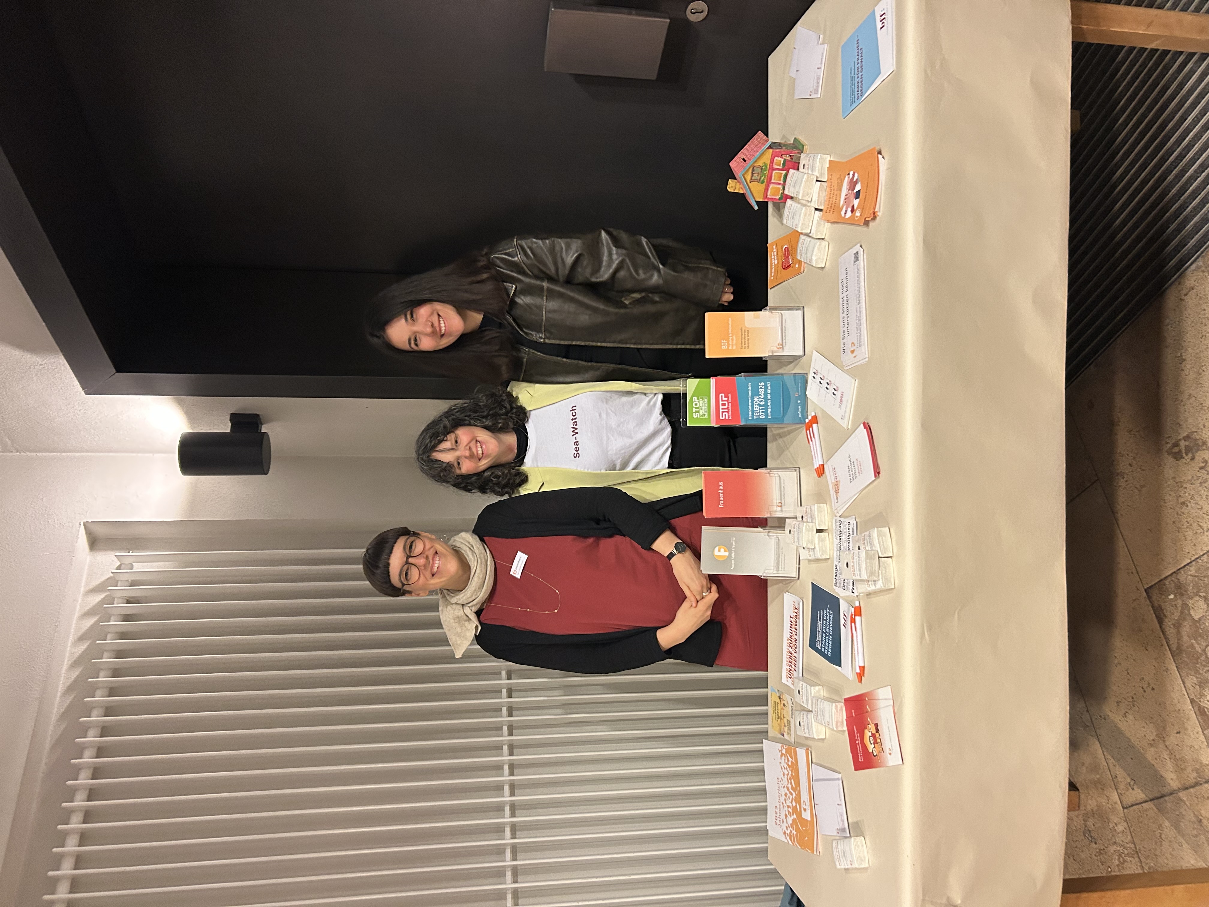 Auf dem Bild sind drei Mitarbeiterinnen am Spendentisch zu erkennen.