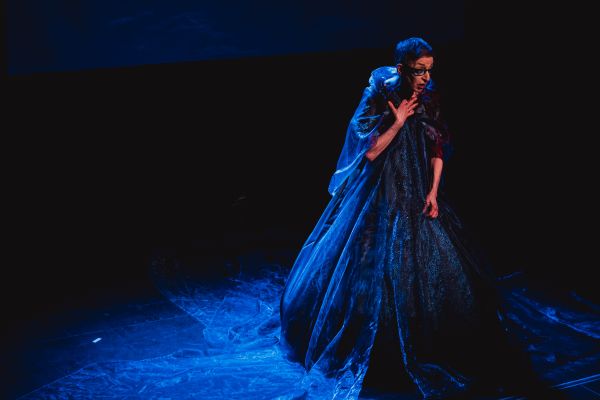 Auf dem Bild ist eine Schauspielerin während dem Stück 'Vagina Monologues' zu erkennen. 