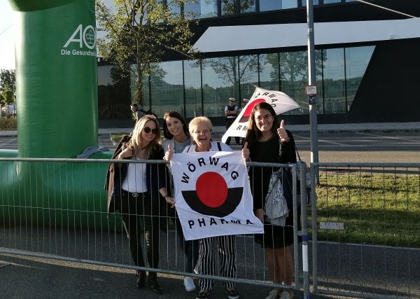 Wörwag Pharma-Mitarbeiter*innen feuern Kolleg*innen an 