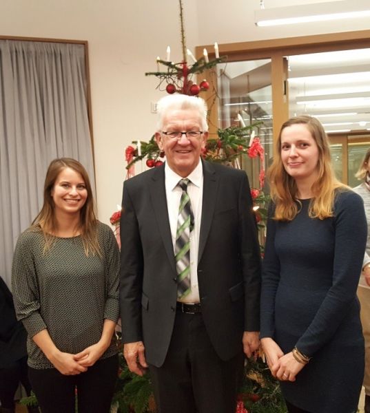 Mitarbeiterinnen von Frauen helfen Frauen e.V. Stuttgart mit Ministerpräsident Winfried Kretschmann, Weihnachtsfeier des Staatsministeriums, Dezember 2017