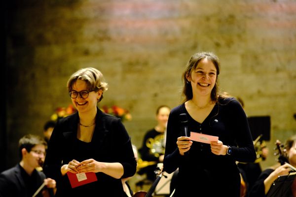 Auf dem Bild sind die Moderatorinnen des Abends zu erkennen.