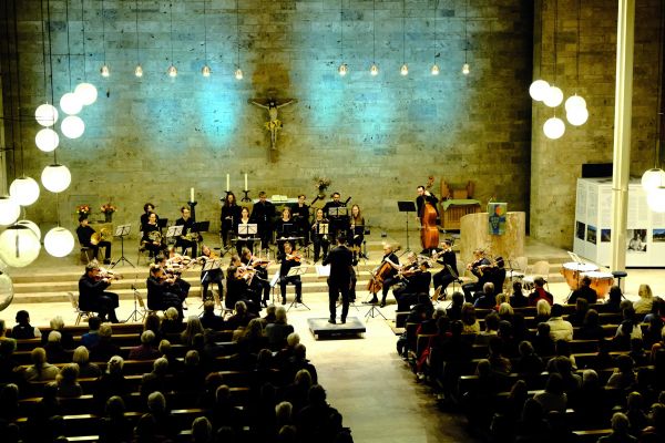 Auf dem Bild ist das Orchester zu sehen.