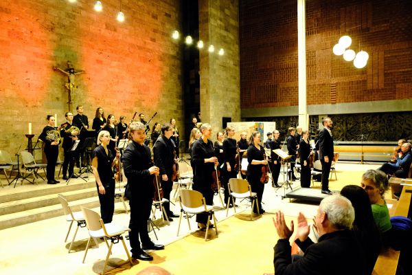 Auf dem Bild ist das Orchester zu sehen.