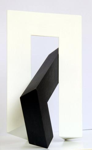 Holz/Acryl |	H 23 x B 15 x T 21 	cm (Ansicht 1 / Skulptur Vorderseite)