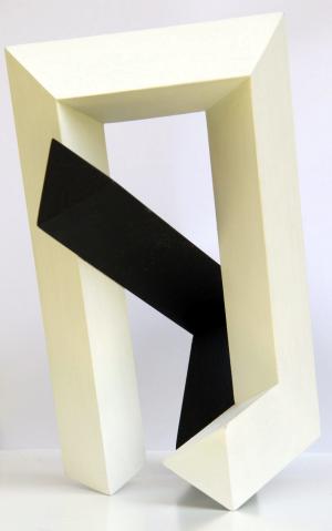 Holz/Acryl |	H 23 x B 15 x T 21 	cm (Ansicht  2 / Skulptur Rückseite)