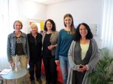 Ute Vogt (MdB, Mitte) und Mitarbeiterinnen von Frauen helfen Frauen e.V., Juni 2015