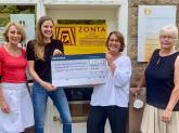 Scheckübergabe durch ZONTA an Mitarbeiterinnen von Frauen helfen Frauen e.V., August 2021