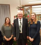 Mitarbeiterinnen von Frauen helfen Frauen e.V. mit Ministerpräsident Winfried Kretschmann