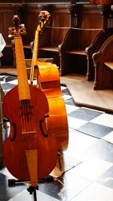 Die Viola da Gamba – auf Deutsch Geige am Bein – gehört zu der Familie historischer Streichinstrumente