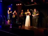 Jubelnder Applaus und Blumen zum Dank für Thabilé und ihre Musiker